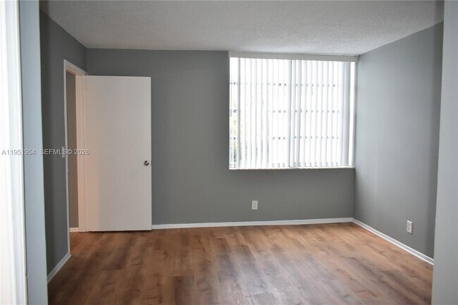 Building Photo - 9450 Live Oak Pl