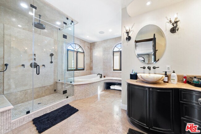 Building Photo - 458 Flores St