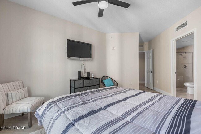 Building Photo - 231 Riverside Dr