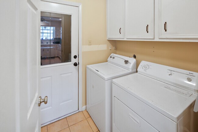 Building Photo - 1406 Angelina Cir