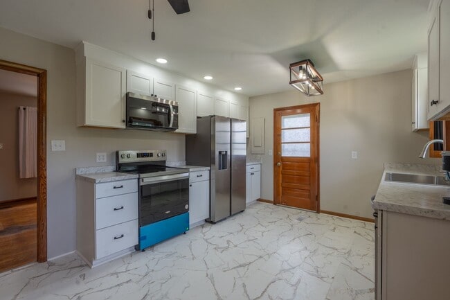 Building Photo - 2 bed and 1.5bath house with office space ...
