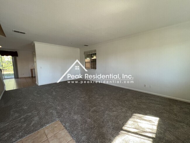 Building Photo - Spacious 4bd/2.5ba Rocklin Home with 2 Car...