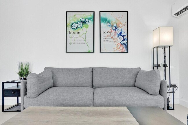 Building Photo - 208 SE 4th St