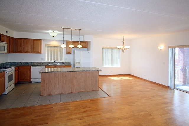 Building Photo - 6560 W Diversey Ave