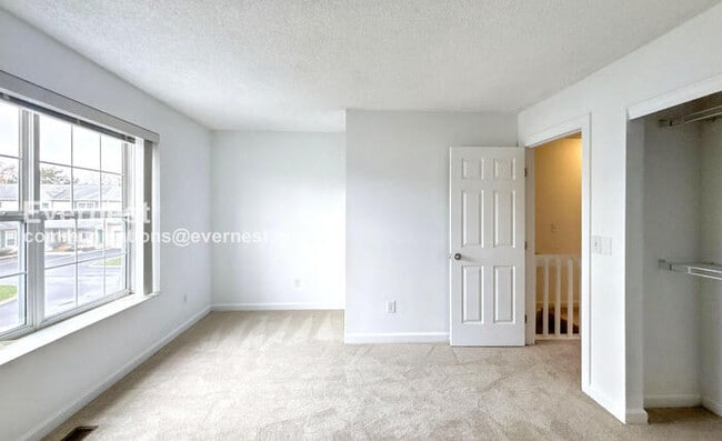 Building Photo - Spacious Condo with Modern Amenities and Garage Parking