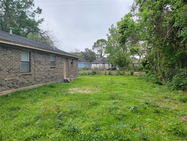 Building Photo - 2205 Velma St