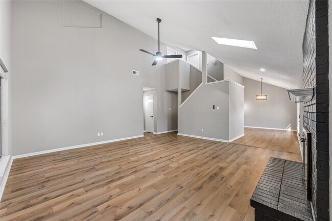 Building Photo - 13852 Hollowgreen Dr