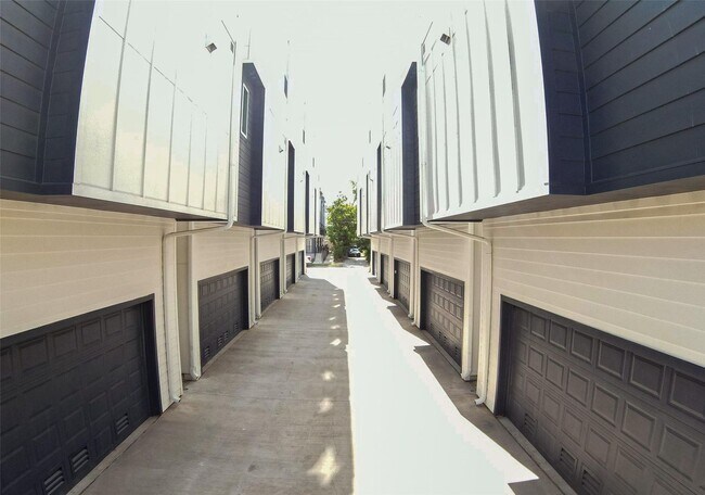Building Photo - Urbane Crest Drive #236