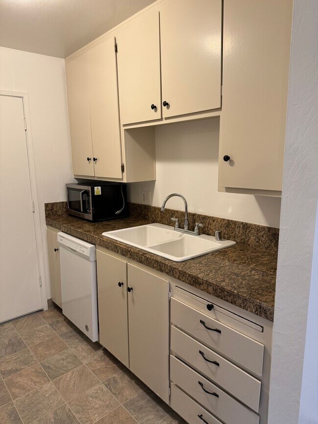 Building Photo - UPSTAIRS 2 BED UNIT IN ROSEVILLE!!