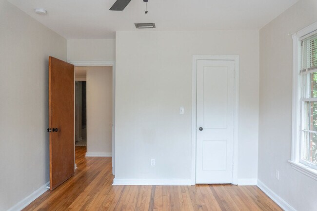 Building Photo - 1503 Fernando Dr