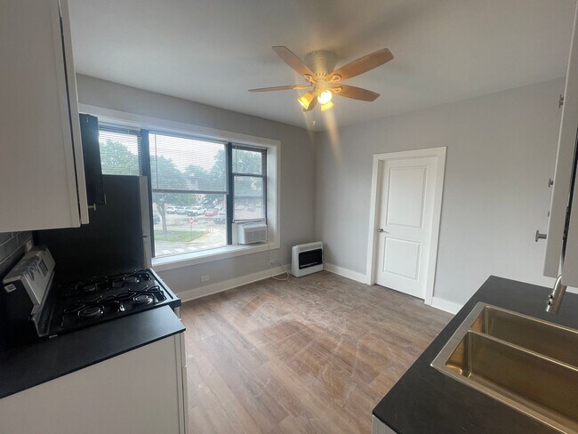 Building Photo - 4393 N Elston Ave