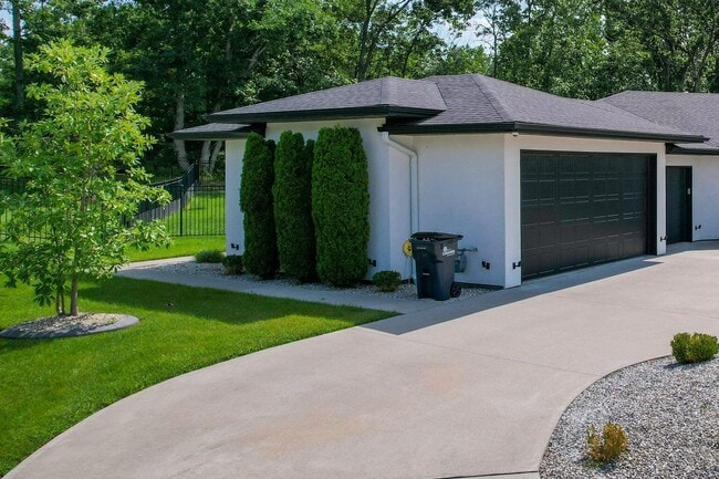 Building Photo - 609 Black Wolf Lp