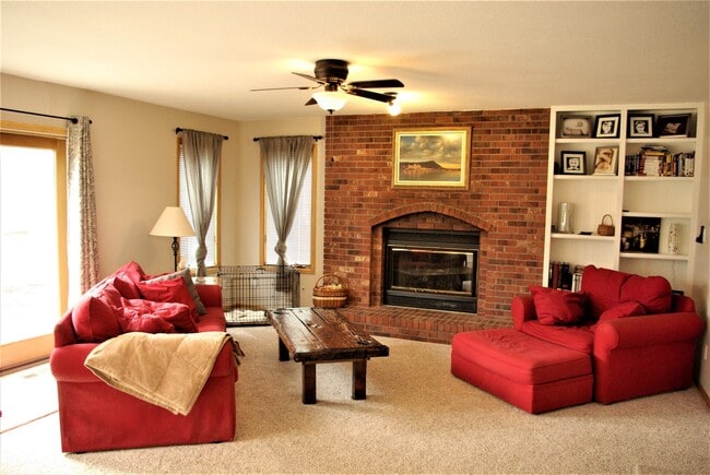 Building Photo - 6bed/4bath oversized 2 car garage fenced in back yard Cheyenne Mountain School District