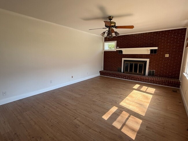 Building Photo - Prime Nashville Location with Comfort & Convenience