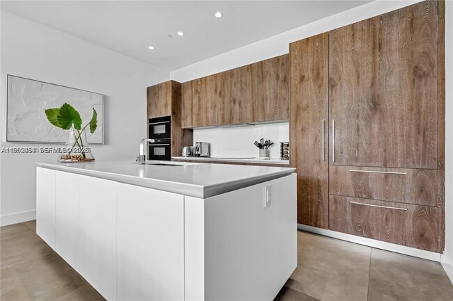 Building Photo - 650 NE 32nd St