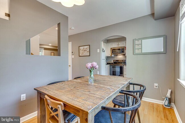 Building Photo - 912 Green St