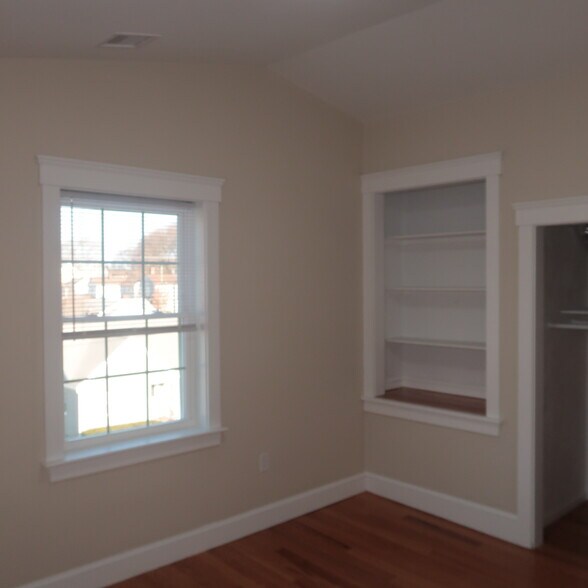 Building Photo - 32 Newhall St