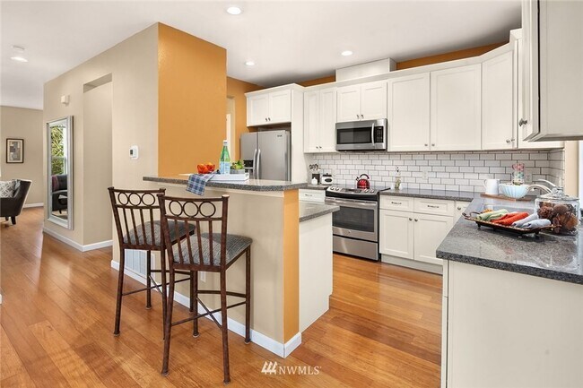 Building Photo - 3Bd/2.5Ba Bellevue Townhouse