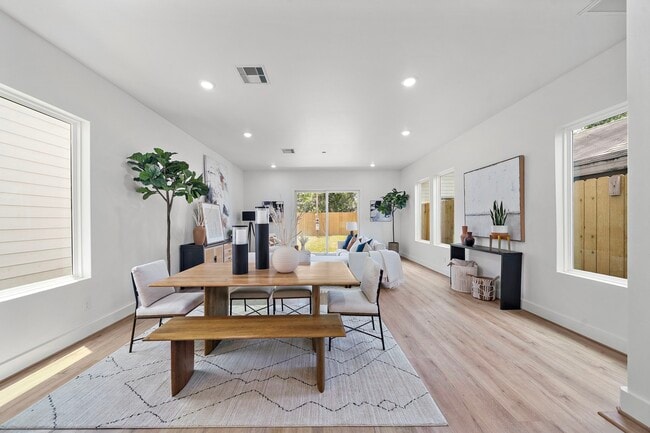 Building Photo - 406 E 33rd St