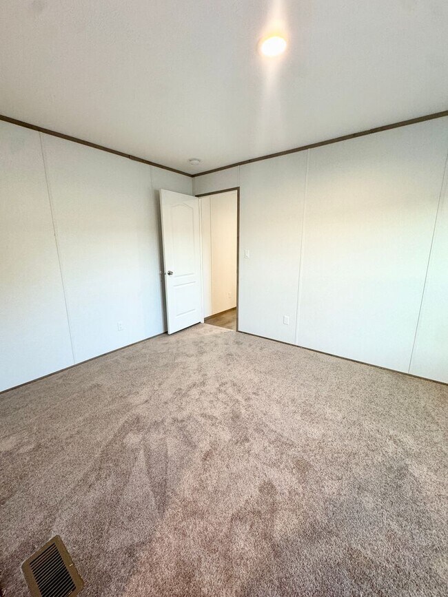 Building Photo - Move in Ready! 3 bedrooms/ 2 Baths! Beautiful space!