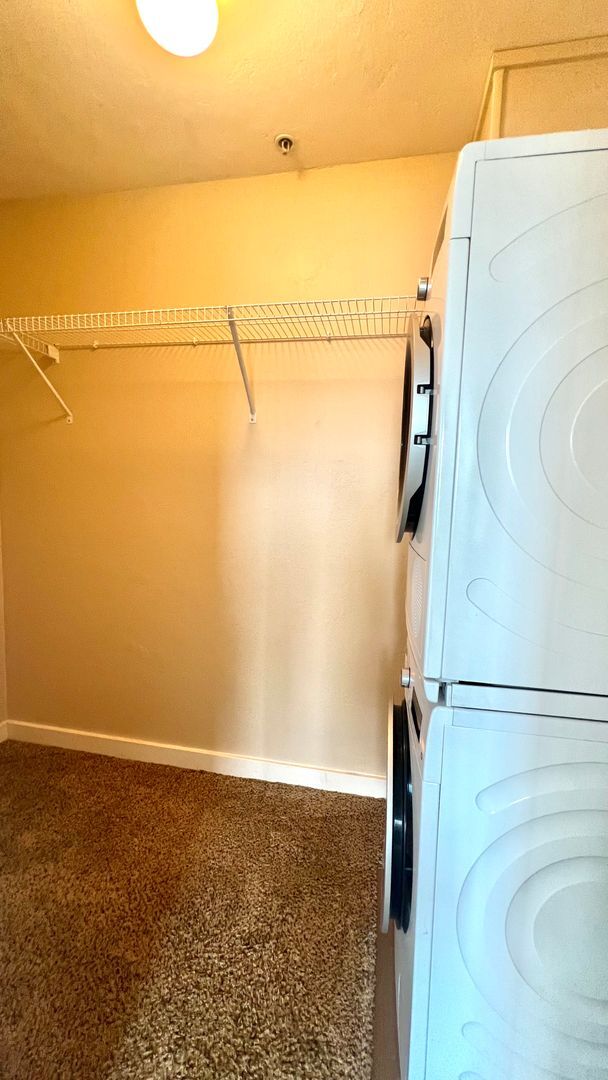 Building Photo - Top Floor Sweet and Spacious studio with resort style amenities and In-Unit Washer & Dryer!
