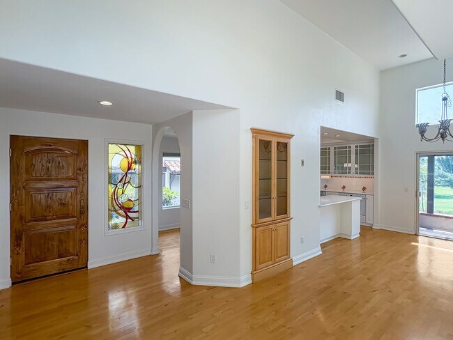 Building Photo - Gorgeous 2B+Office/2BA Townhouse w/ Golf C...