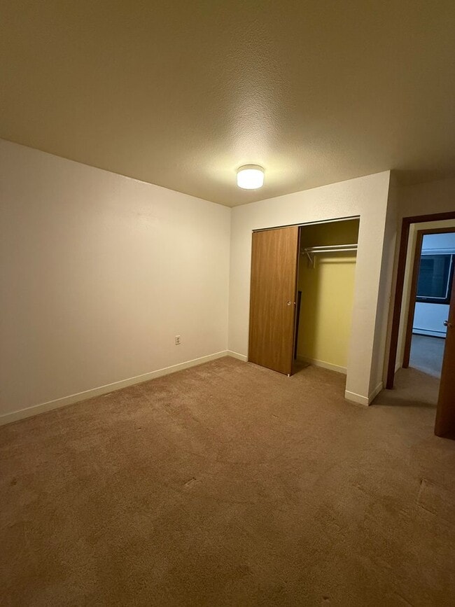 Building Photo - Spacious 4-bedroom / Heat included / 1 car garage