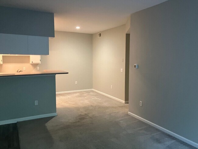 Building Photo - 2 BR / 2 BA @ The Legends