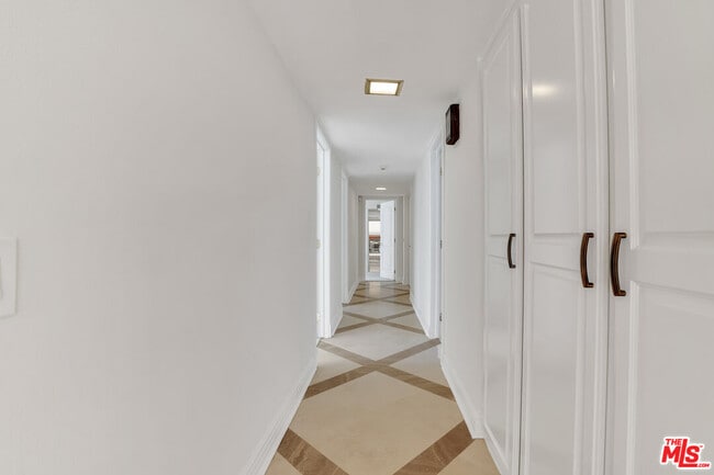 Building Photo - 10945 Cozycroft Ave