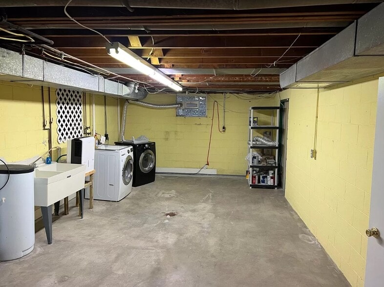 Building Photo - 1120 Ivy Ln