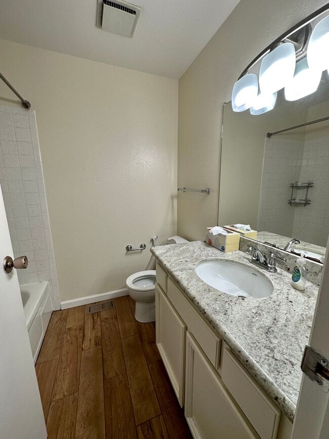 Building Photo - Spacious 3 Bed 2.5 Bath in Newark!