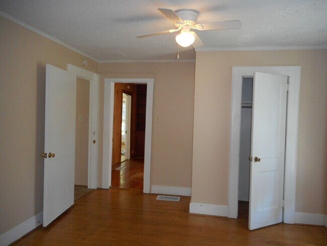 Building Photo - 4 Bedroom Near Downtown & Winthrop!