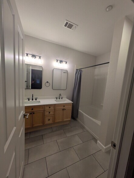 Building Photo - 9390 W Chatfield Pl