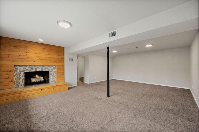 Building Photo - Renovated Tacoma Home with A/C, Huge Den, Bonus Office & Fully Fenced Yard!