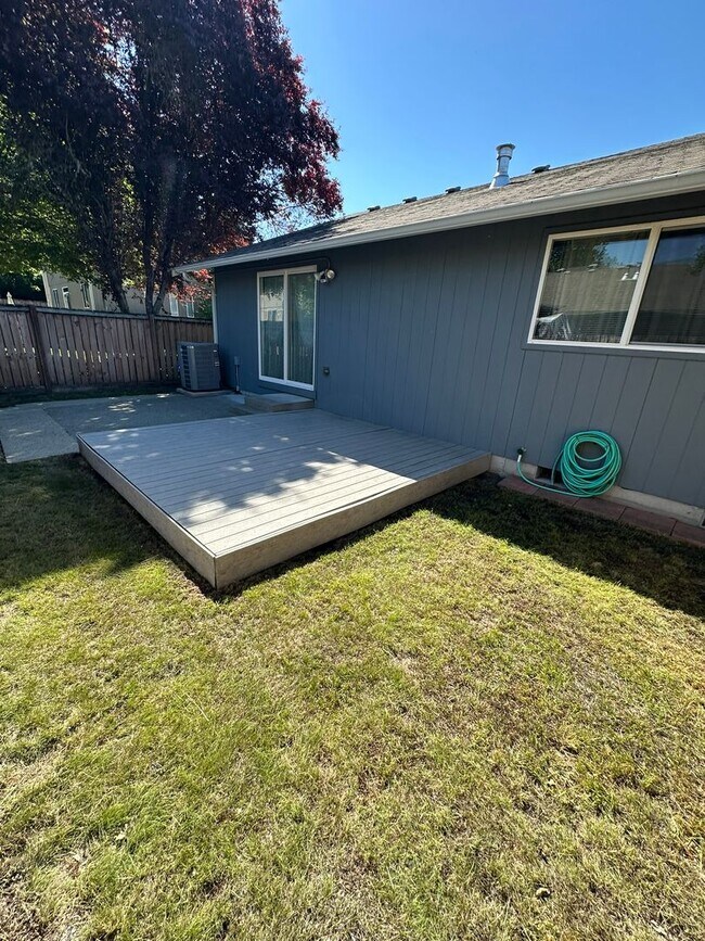 Building Photo - 3 BedRoom , 2 Bathroom , 2 Car Garage , AC