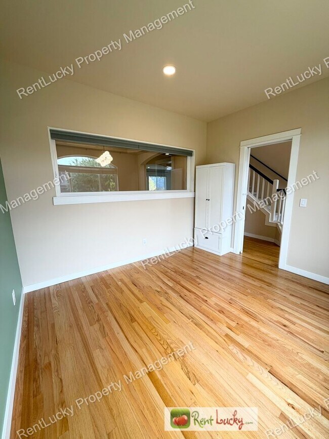 Building Photo - Amazing 5 Bedroom Home in Bothell with Gorgeous Finishes and Large Family Room!