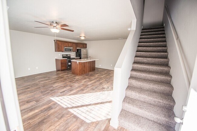 Building Photo - Townhome with 2-Car Garage!