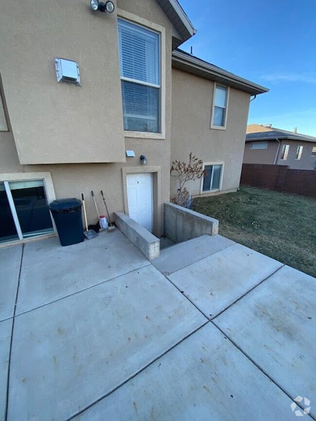 Building Photo - 3 Bedroom 2 Bath Basement Apartment of Sin...