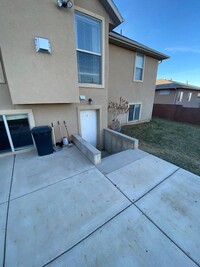 Building Photo - 3 Bedroom 2 Bath Basement Apartment of Sin...