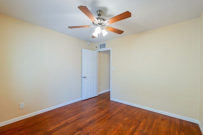 Building Photo - 2333 E Drachman St