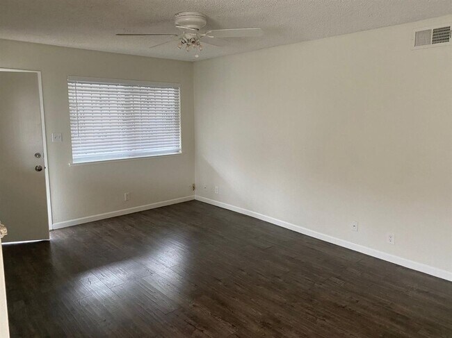 Building Photo - Lovely 2 Bedroom /  1 Bathroom for rent $2...