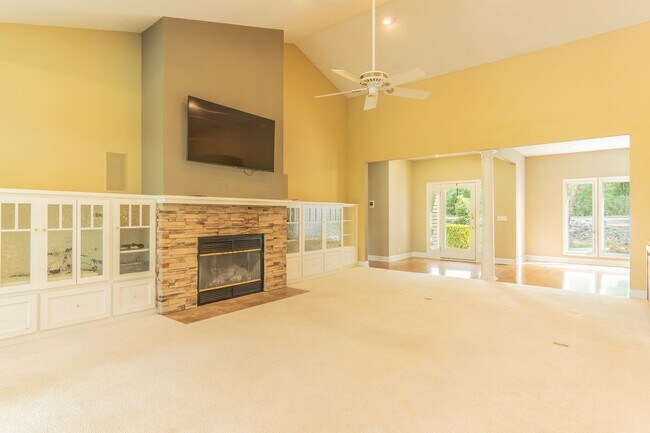 Building Photo - 10 Lindura Ln