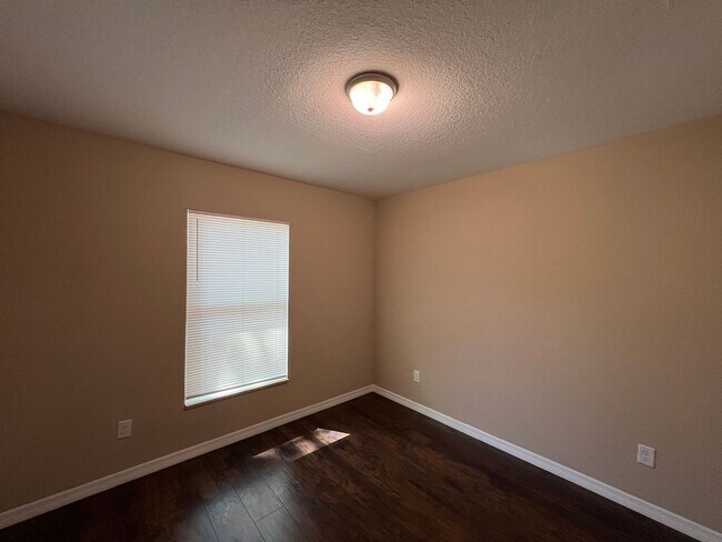 Building Photo - Available NOW! Immaculate 3 Bedroom, 2 Bat...