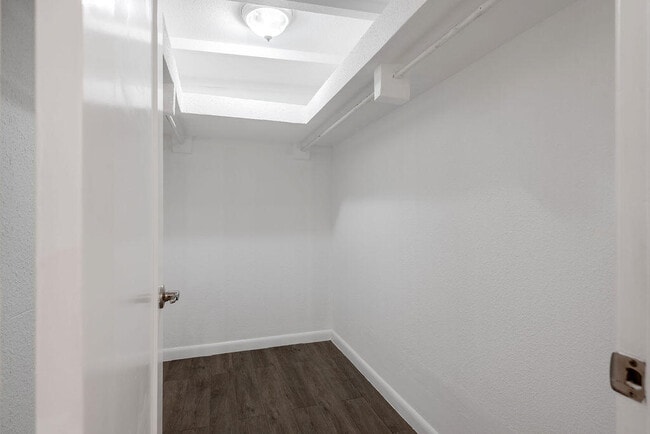 Building Photo - 8642 Sunset Dr