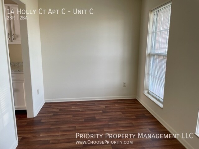 Building Photo - 2 bedroom, 1.5 bath townhome