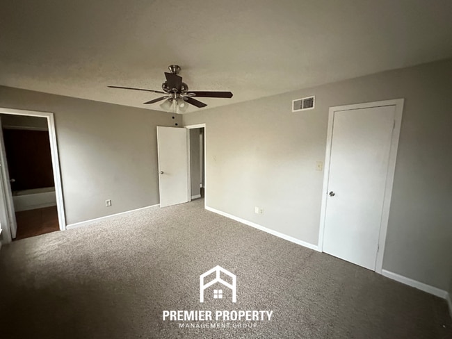 Building Photo - Spacious 3BR/2BA Memphis Home w/ Vaulted Ceilings, Fireplace & 2-Car Garage