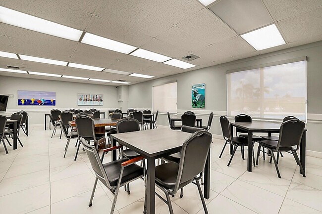 Building Photo - 2703 Dudley Dr W