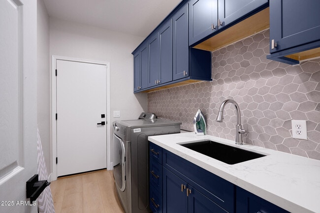 Building Photo - 3202 E Orange Dr