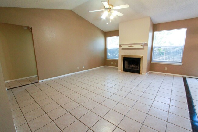 Building Photo - 3 Bedroom, 2 Bath Home in Pflugerville