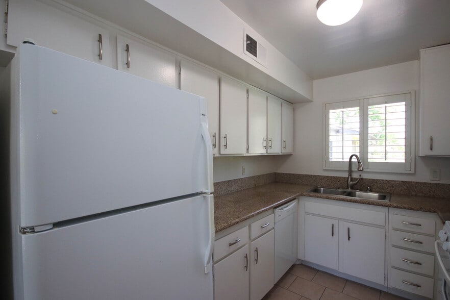Building Photo - 542 N Orange Grove Blvd